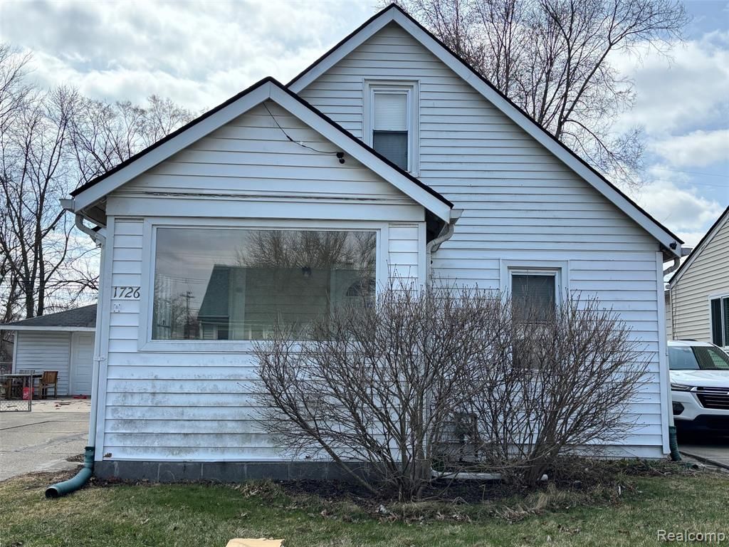 1726 E Goulson Avenue, Hazel Park, MI 48030