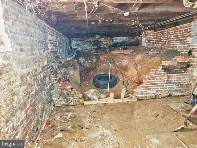 100 E PONTIAC AVE, Baltimore, MD 21225