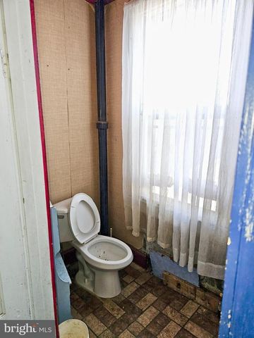 100 E PONTIAC AVE, Baltimore, MD 21225