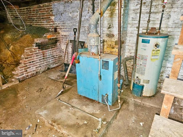 100 E PONTIAC AVE, Baltimore, MD 21225