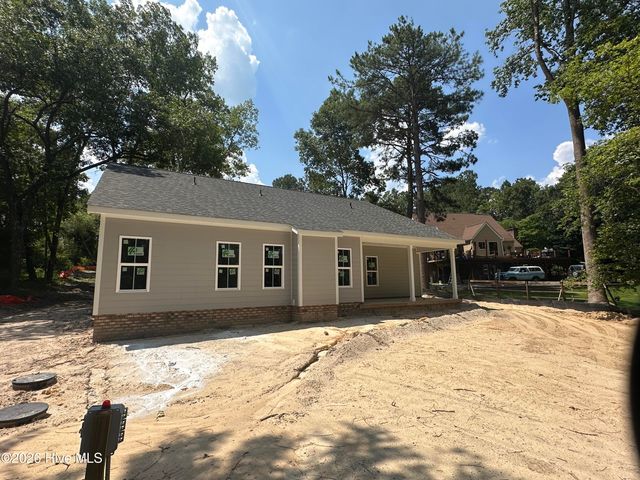 165 Devonshire Avenue W, West End, NC 27376
