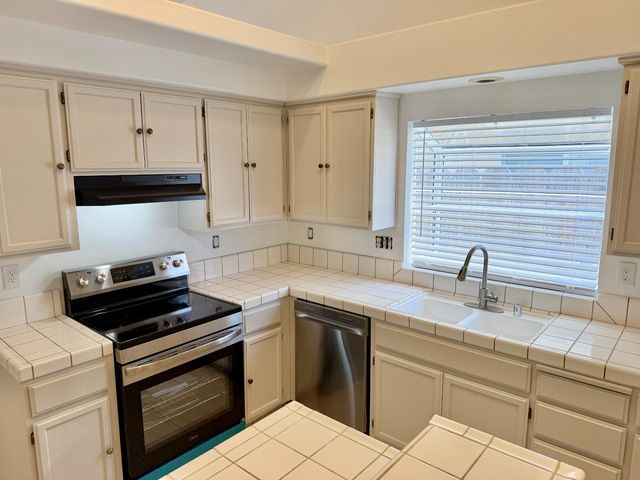 3928 El Portal Pl, Modesto, CA 95357