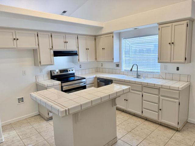 3928 El Portal Pl, Modesto, CA 95357