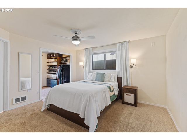 2713 OAK St, North Bend, OR 97459