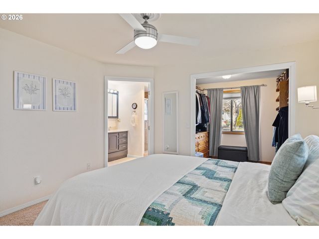 2713 OAK St, North Bend, OR 97459