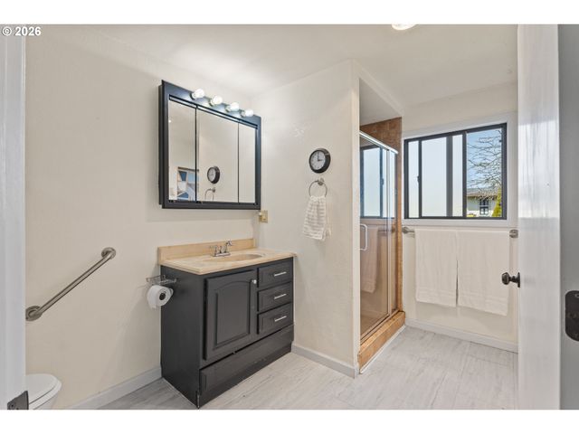 2713 OAK St, North Bend, OR 97459