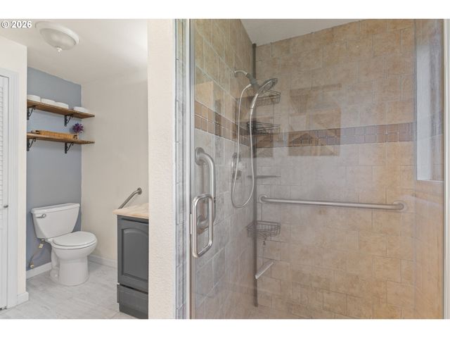 2713 OAK St, North Bend, OR 97459