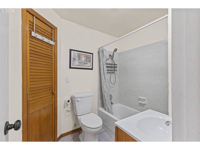 2713 OAK St, North Bend, OR 97459