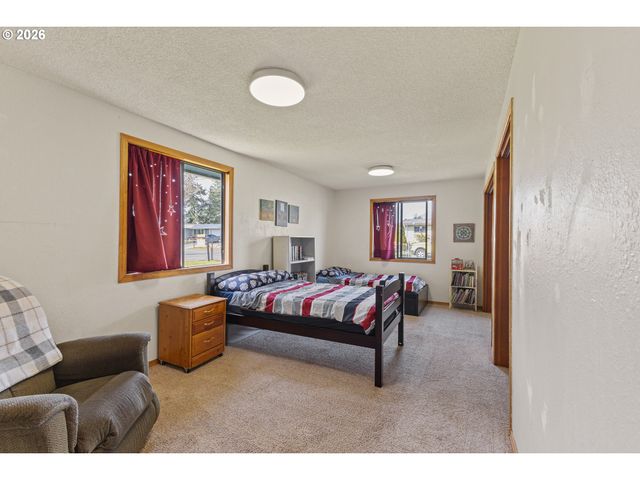 2713 OAK St, North Bend, OR 97459