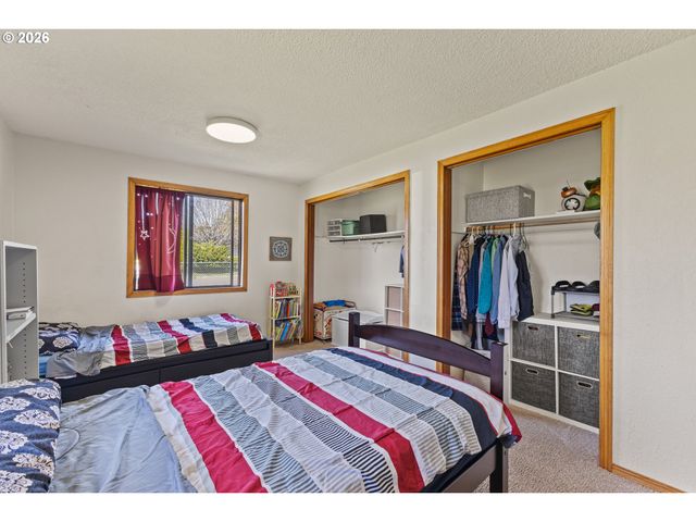 2713 OAK St, North Bend, OR 97459