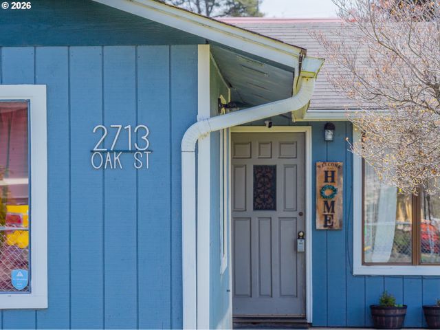 2713 OAK St, North Bend, OR 97459