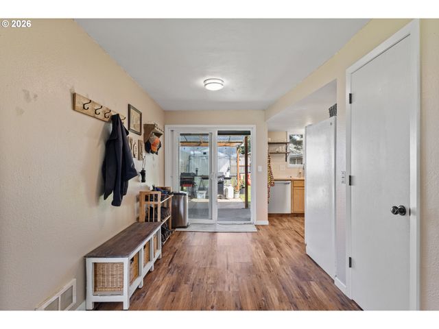 2713 OAK St, North Bend, OR 97459