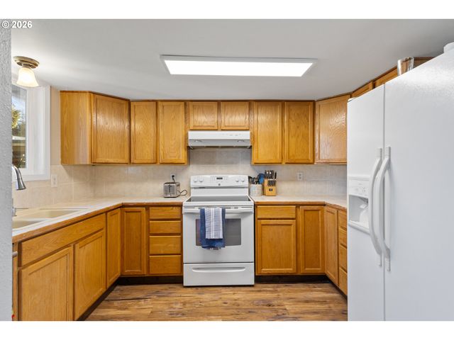 2713 OAK St, North Bend, OR 97459