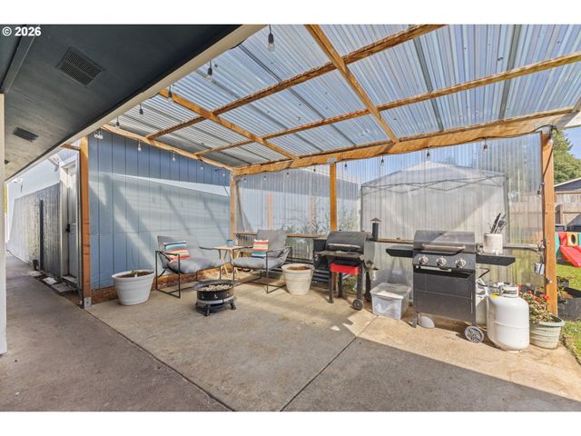 2713 OAK St, North Bend, OR 97459