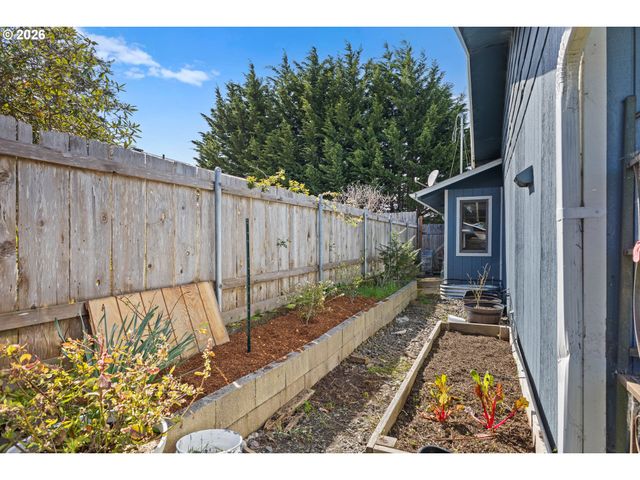 2713 OAK St, North Bend, OR 97459