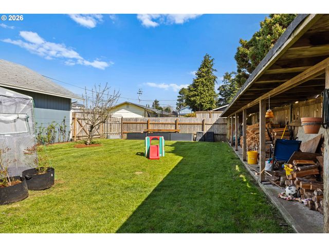 2713 OAK St, North Bend, OR 97459