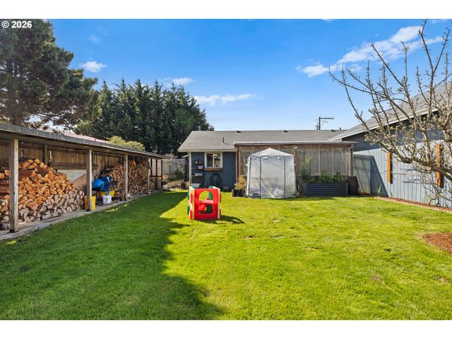 2713 OAK St, North Bend, OR 97459