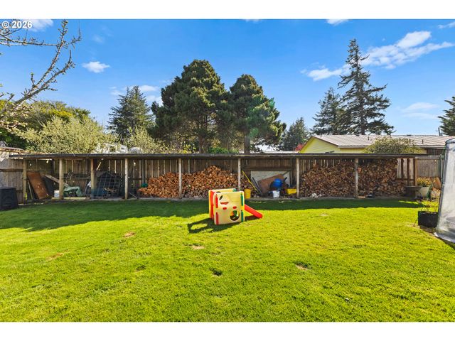 2713 OAK St, North Bend, OR 97459