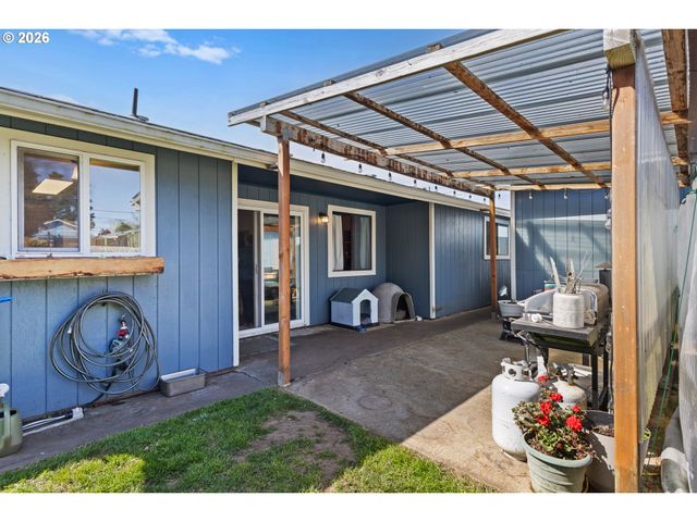 2713 OAK St, North Bend, OR 97459