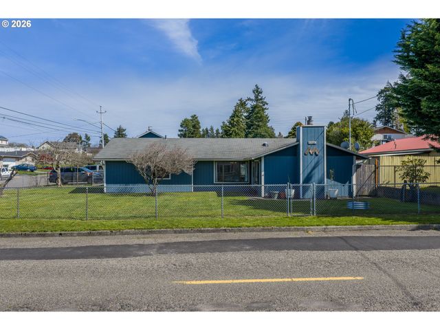 2713 OAK St, North Bend, OR 97459