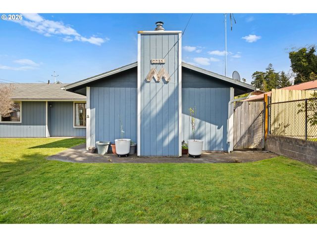 2713 OAK St, North Bend, OR 97459