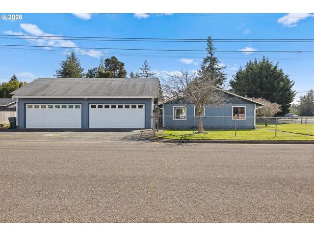 2713 OAK St, North Bend, OR 97459