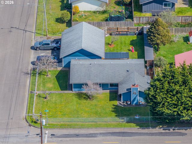 2713 OAK St, North Bend, OR 97459