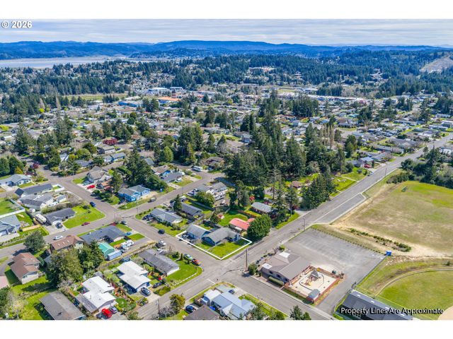 2713 OAK St, North Bend, OR 97459