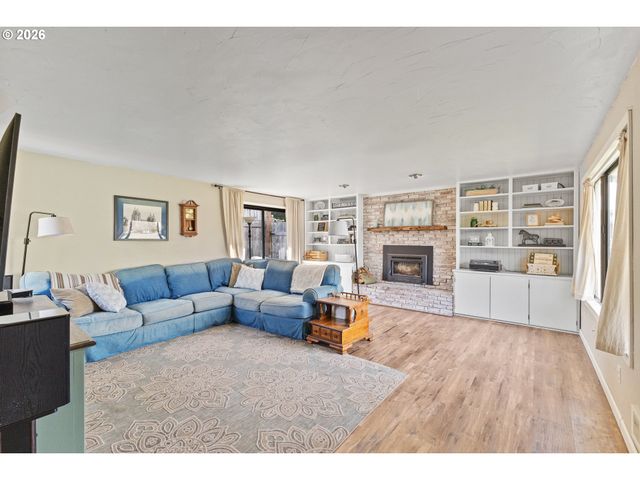 2713 OAK St, North Bend, OR 97459