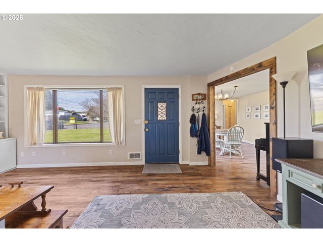 2713 OAK St, North Bend, OR 97459