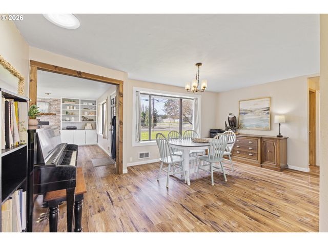 2713 OAK St, North Bend, OR 97459