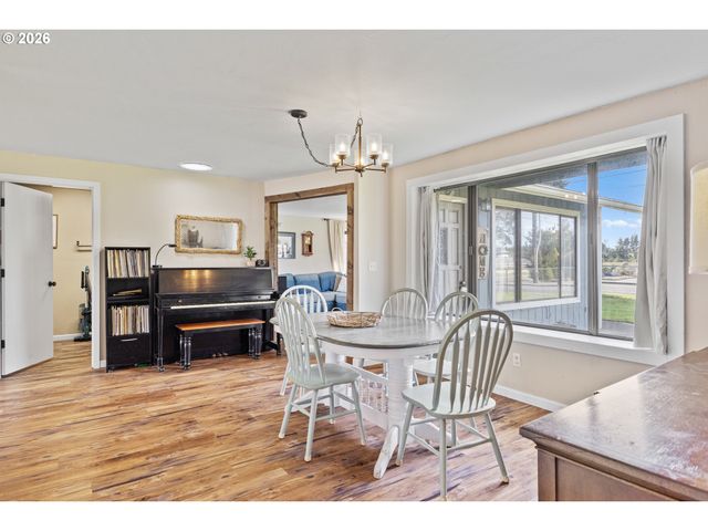 2713 OAK St, North Bend, OR 97459