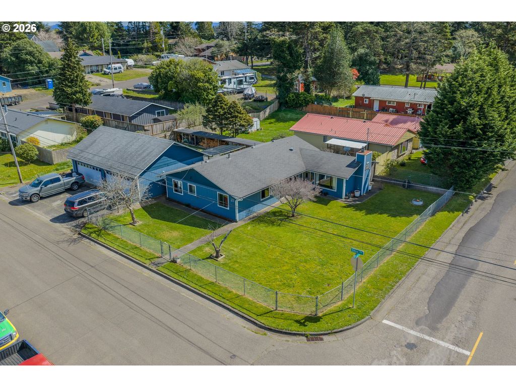2713 OAK St, North Bend, OR 97459