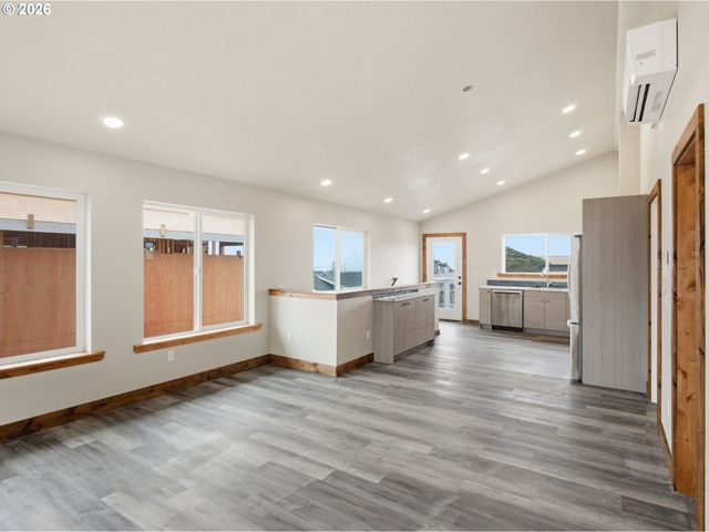 430 Nw 5TH St, Newport, OR 97365