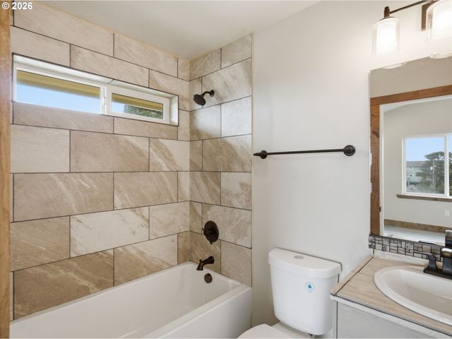 430 Nw 5TH St, Newport, OR 97365