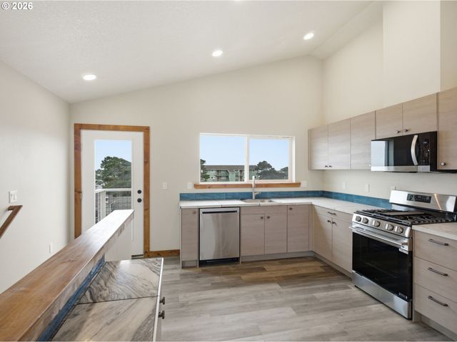 430 Nw 5TH St, Newport, OR 97365