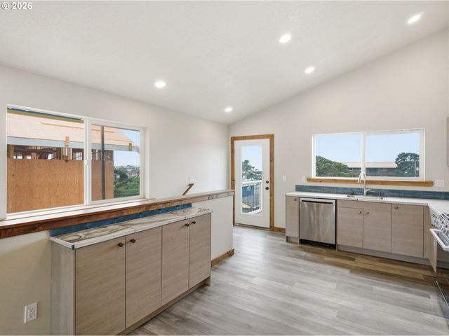 430 Nw 5TH St, Newport, OR 97365