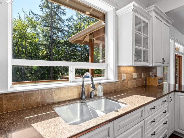 8755 Se KINGSWOOD Way, Damascus, OR 97089