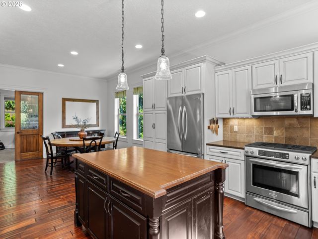 8755 Se KINGSWOOD Way, Damascus, OR 97089