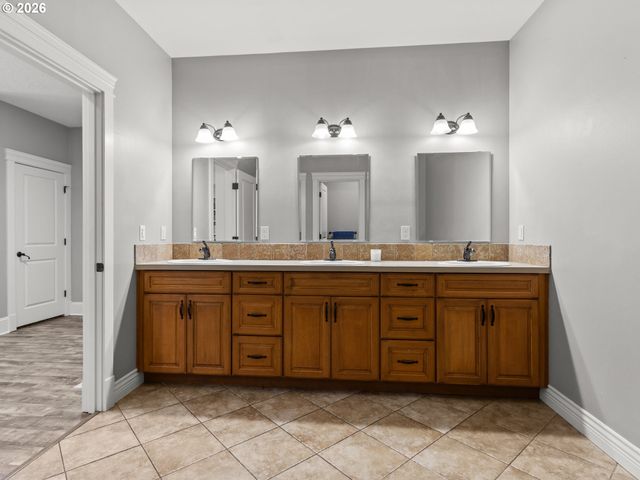 8755 Se KINGSWOOD Way, Damascus, OR 97089