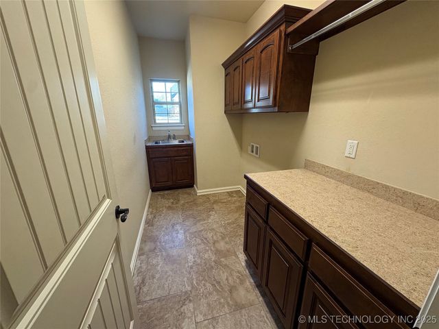 6079 E 143rd Street S, Bixby, OK 74008