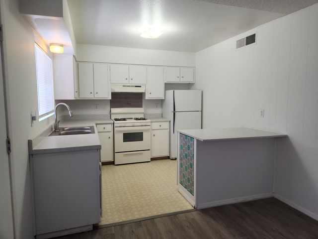1212 Chelwood Park Boulevard NE 4, Albuquerque, NM 87112
