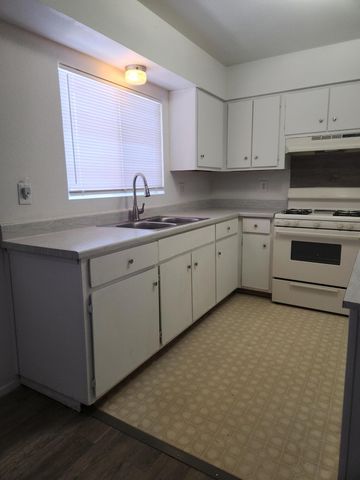 1212 Chelwood Park Boulevard NE 4, Albuquerque, NM 87112