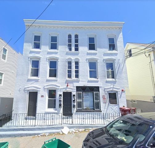 464 Central St 2R, Lowell, MA 01852