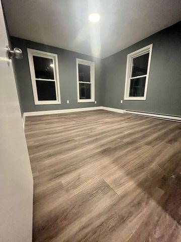 464 Central St 2R, Lowell, MA 01852