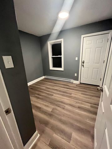 464 Central St 2R, Lowell, MA 01852