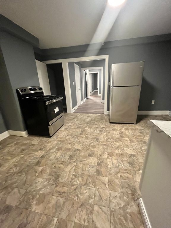 464 Central St 2R, Lowell, MA 01852