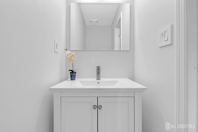 3 Van Arsdale Court, East Brunswick, NJ 08816