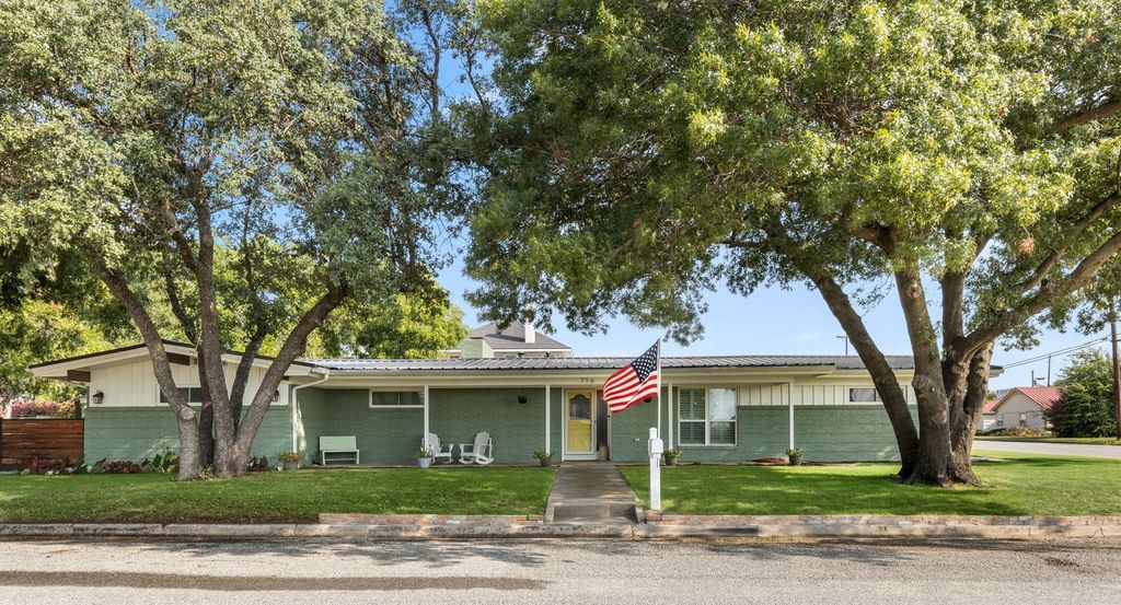 716 E South Street, Henrietta, TX 76365