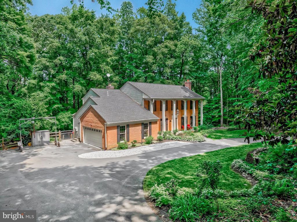 10050 HAMPTON RD, Fairfax Station, VA 22039